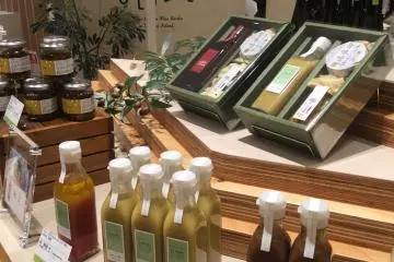 Olive oil based salad dressing