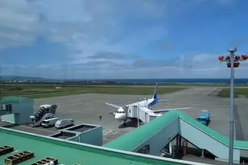 Flights via ANA to Tokyo and Sapporo are available daily (Photo: <a href="https://ko.m.wikipedia.org/wiki/%ED%8C%8C%EC%9D%BC:Wakkanai_Airport06112.jpg" target="_blank" rel="noreferrer noopener nofollow">Furiko7e</a> / <a href="https://creativecommons.org/licenses/by-sa/3.0/deed.en" target="_blank" rel="noreferrer noopener nofollow">CC BY-SA 3.0</a>)