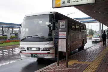 Layanan bus tersedia di depan bandara