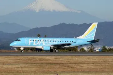 Fuji Dream Airlines in front of Fuji-san (Photo: <a href="https://commons.wikimedia.org/wiki/File:Fuji_Dream_Airlines_Embraer_170STD_at_Shizuoka_Airport.jpg" target="_blank" rel="noreferrer noopener nofollow">Ryotaro Shinozaki / CC By SA 4.0</a>)