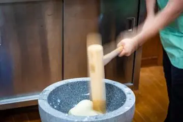칸코로 모치: 직접 일본식 간식을 빻으세요