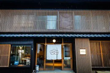 The Ohta family has made udon here for a century
