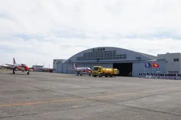 Part of the airport is dedicated to JSDF military training (Photo: <a href="https://commons.wikimedia.org/wiki/File:JMSDF_aircraft_hangar_of_Tokushima_Air_Base_September_30,_2017_02.jpg" target="_blank" rel="noreferrer noopener nofollow">hunini / CC By SA 4.0</a>)