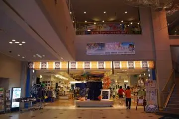 There are a number of retail stores and restaurants available