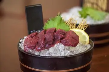 Basashi (Photo: <a href="https://www.flickr.com/photos/takoyaki_king/9011941932" target="_blank" rel="noreferrer noopener nofollow">George N</a> / <a href="https://creativecommons.org/licenses/by/2.0/" target="_blank" rel="noreferrer noopener nofollow">CC BY 2.0</a>)