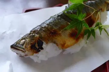 Ayu no sugata sushi (Photo: <a href="https://commons.wikimedia.org/wiki/File:%E7%84%BC%E3%81%8D%E9%AE%8E%E3%81%AE%E5%A7%BF%E5%AF%BF%E5%8F%B8.jpg" target="_blank" rel="noreferrer noopener nofollow">Indiana jo</a> / <a href="https://creativecommons.org/licenses/by-sa/4.0/deed.en" target="_blank" rel="noreferrer noopener nofollow">CC BY-SA 4.0</a>)