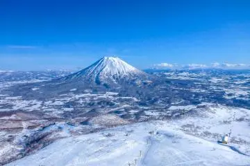 A rare bluebird day in the Grand Hirafu ski resort