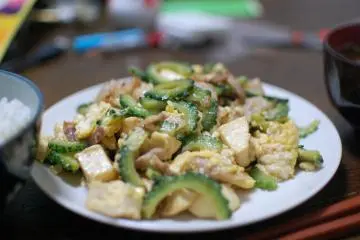 Goya chanpuru (Photo: <a href="https://www.flickr.com/photos/ymrl/4848010457" target="_blank" rel="noreferrer noopener nofollow">ymrl</a> / <a href="https://creativecommons.org/licenses/by/2.0/" target="_blank" rel="noreferrer noopener nofollow">CC BY 2.0</a>)