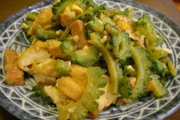 Goya chanpuru (Photo: <a href="https://www.flickr.com/photos/jetalone/2008317697" target="_blank" rel="noreferrer noopener nofollow">Hajime NAKANO</a> / <a href="https://creativecommons.org/licenses/by/2.0/" target="_blank" rel="noreferrer noopener nofollow">CC BY 2.0</a>)