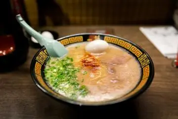 Hakata ramen, Fukuoka (Photo: <a href="https://www.flickr.com/photos/cityfoodsters/19318689832" target="_blank" rel="noreferrer noopener nofollow">City Foodsters</a> / <a href="https://creativecommons.org/licenses/by/2.0/" target="_blank" rel="noreferrer noopener nofollow">CC BY 2.0</a>)