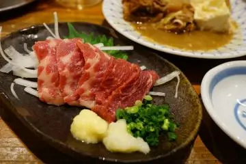 Basashi, Kumamoto (Photo: <a href="https://www.flickr.com/photos/ladyous/22594402932/in/photolist-iuChaV-ttCdd2-AqAdPf-eitR4B-o97hQQ-AqAeXh-9EsZNE-dy2Hm-5tC7SL-y3vSAu-eJmynb-4sMbmb-4sH7tD-aqUcfj-6exnyJ-ctMhrq-6BJ6iv-3nUa6N-3Aj2HT-4c5Cv-dwwVty-7t26CV-4UbGka-acWgN5-QrTHF-25vo9TH-8pcFyh-8p9tJD-8p9v5X-8pcEgG-8pcCb1-8p9pB4-8p9rKH-8pcA7s-8p9r6k-8p9o6T-8pcyA1-2gajoZF-8p9t48-EYRQrB" target="_blank" rel="noreferrer noopener nofollow">Richard, enjoy my life!</a> / <a href="https://creativecommons.org/licenses/by-sa/2.0/" target="_blank" rel="noreferrer noopener nofollow">CC BY-SA 2.0</a>)