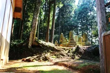 How lucky does one have to be in order to share a grave site alongside a legend? (Photo: Bret de Colebi)
