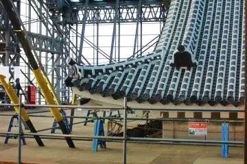 A surprisingly low amount of workers are visible from the platform