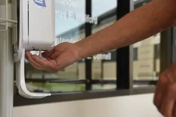 Selalu menggunakan hand sanitizer