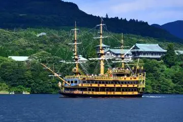 The sightseeing boat