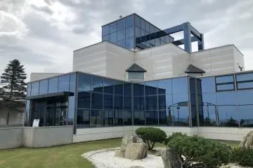 Le bâtiment du musée  des glaces flottantes d'Okhotsk 