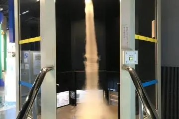 La cabine avec la simulation d'une tornade 