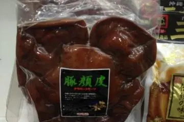 오키나와의 대표적인 식재료 "치라거". 돼지 얼굴 껍대기이다