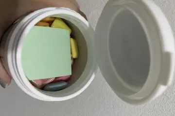 Kertas pembungkus bekas permen karet