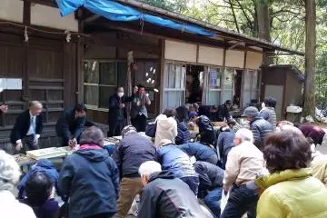 Visitors gathering rice cakes at a Mochimaki festival