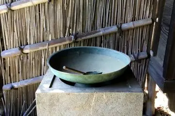  A basin under the eaves
