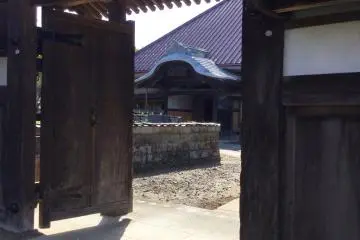 A view through the yakuimon gate