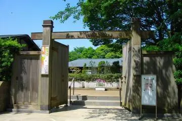 The gate to The Botanical Garden of Everyday Life (Photo: <a href="https://commons.wikimedia.org/wiki/File:Botanical_Garden_of_Everyday_Life_01.JPG" target="_blank" rel="noreferrer noopener nofollow">Abasaa</a> / Public Domain)