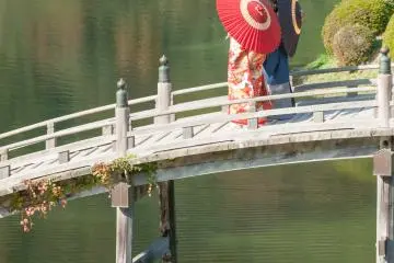 Pasangan yang memakai kimono berjalan di Jembatan Engetsu