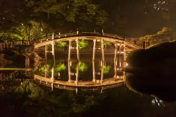 Jembatan Engetsu terpantul di permukaan air