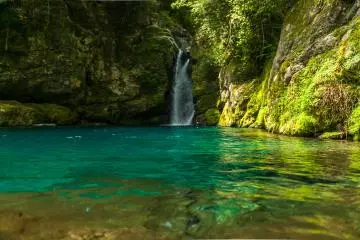 Niko-buchi, shining in emerald green with surprisingly clear water