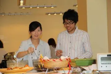 <p>A very happy couple selecting their meal at the Dress Diner buffet</p>