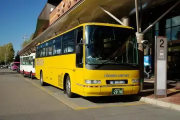 Layanan bus tersedia di depan terminal
