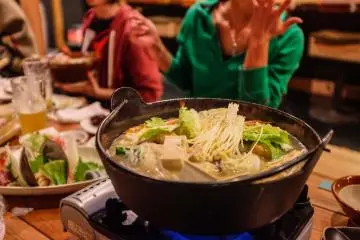 หม้อไฟชังโกะนะเบะ เป็นอาหารจานเด็ดของที่ร้านเรียวอุโกะกุ หนึ่งในหม้อไฟที่อร่อยเลิศในญี่ปุ่น