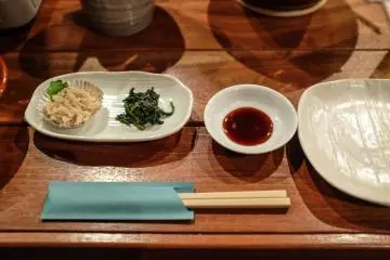 ลูกค้าจะเป็นปลื้มกับการจัดแต่งอาหารอย่างละเอียดลออของแต่ละจาน รวมไปถึงอาหารเรียกน้ำย่อยที่มีปลาหมึกและสาหร่ายทะเลนี้