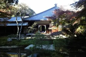 Inside of Hondou, there is a circle window “Ensou” (円窓). The view through the Enso is a very interesting way to see nature, just like viewing a beautiful painting. Enso works as the frame of the painting and the painting itself changes from season to seas