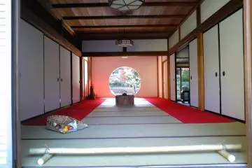 Inside of Hondou, there is a circle window “Ensou” (円窓). The view through the Enso is a very interesting way to see nature, just like viewing a beautiful painting. Enso works as the frame of the painting and the painting itself changes from season to seas