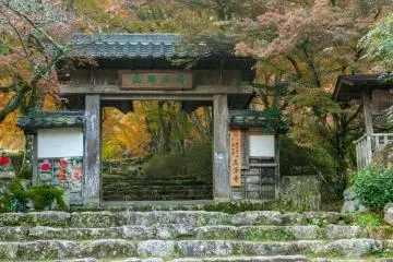 The main gate of the temple. On the front panel,“Tankyu Shosho”.