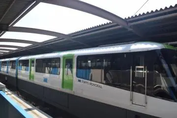 The Tokyo Monorail passing through the station (Photo: Kim B)