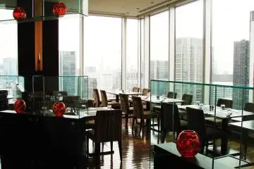 Enjoy breakfast, lunch or dinner with Tokyo at your feet.