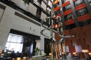 The ceiling in the hotel's spacious lobby reaches 7 storeys high.