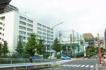 The Enpei Mon (West Gate) is sandwiched by the Minato Sougou High School on the left and by Minato Junior High School on the right