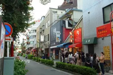 A long queue outside a palm reading shop was unusual, but with the reduced price of only 995 yen per reading, the long line is understandable