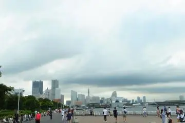 Yamashita Park is a place to feel the cool breeze and enjoy the sea view; the looming rain doesn’t dampen the spirit of lovers and  friends