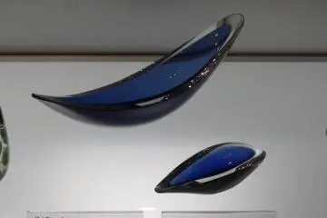 Glasswork by Kaj Franck, a famous Finnish designer (Photo: <a href="https://commons.wikimedia.org/wiki/File:Kaj_Franck_Lansetti_Pajunlehti.JPG" target="_blank" rel="noreferrer noopener nofollow">Grigur / CC BY SA 4.0</a>)