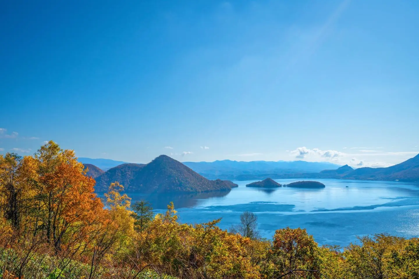 Lake Toya against the autumn leaves (照片由: chatnara / Shutterstock.com)