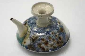 Tsuboya-yaki, Okinawa prefecture (Photo: <a href="https://commons.wikimedia.org/wiki/File:Wine_Bottle_with_Spout,_Tsuboya_ware,_Okinawa_Main_Island,_Second_Sho_Dynasty,_Ryukyu_Kingdom,_19th_century,_ceramics_-_Tokyo_National_Museum_-_DSC05431.JPG" target="_blank" rel="noreferrer noopener nofollow">Daderot</a> / <a href="https://creativecommons.org/publicdomain/zero/1.0/" target="_blank" rel="noreferrer noopener nofollow">CC0 1.0</a>)