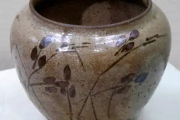 Karatsu-yaki ware, Saga prefecture (Photo: <a href="https://commons.wikimedia.org/wiki/File:Kyushu_Ceramic_Museum_0029-54_Egaratsu_Tetsue-Hagimon-Tsubo.JPG" target="_blank" rel="noreferrer noopener nofollow">Pekachu </a> / <a href="https://creativecommons.org/licenses/by-sa/4.0/deed.en" target="_blank" rel="noreferrer noopener nofollow">CC BY-SA 4.0</a>)