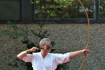 Japanese longbow (cropped), Miyazaki prefecture (Photo: <a href="https://commons.wikimedia.org/wiki/File:Kyudo_Kai_01.jpg" target="_blank" rel="noreferrer noopener nofollow">Kollotzek/Wallrafen </a> / <a href="https://creativecommons.org/licenses/by-sa/3.0/deed.en" target="_blank" rel="noreferrer noopener nofollow">CC BY-SA 3.0</a>)