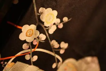 Yuzen techniques are often used in kimono production (Photo: <a href="https://en.wikipedia.org/wiki/Y%C5%ABzen#/media/File:Kimono_detail_2.jpg" target="_blank" rel="noreferrer noopener nofollow">Bruno Cordioli</a> / <a href="https://creativecommons.org/licenses/by-sa/2.0/" target="_blank" rel="noreferrer noopener nofollow">CC BY-SA 2.0</a>)