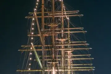 Kapal layar yang berlabuh di dermaga di depan Taman Mizube no Mori